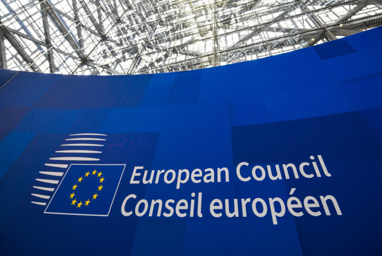 Banner i EU rådsbygningen med Det Europæiske Råds logo